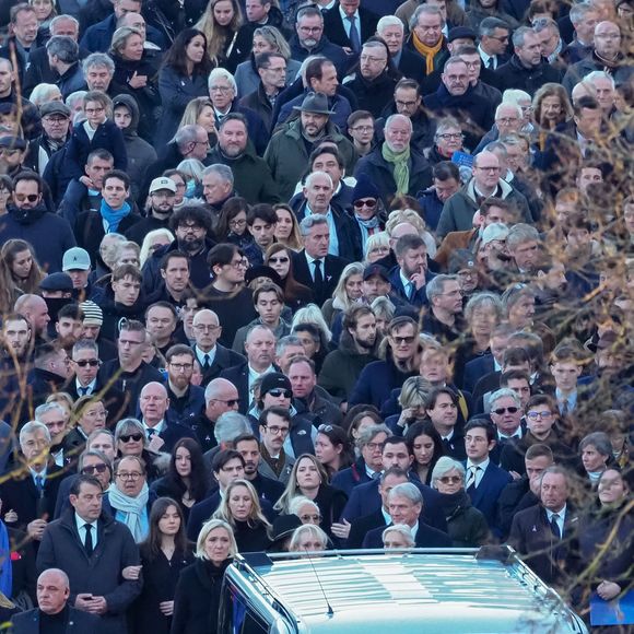 Marine Le Pen, ses soeurs Marie Caroline et Yann, Mathilde Chauffroy et son mari Matthieu Parent, Nolwenn Olivier, Jany Le Pen, Pierriette Le Pen et son petit fils et les autres membre du clan Le Pen - Le clan Le Pen se rend au cimetière de la Trinité-sur-Mer après les obsèques de Jean-Marie Le Pen en l'église Saint-Joseph le 11 janvier 2025.