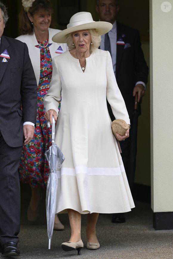 L’épouse du monarque a été aperçue à bord du Zenobia, un yacht estimé à 30 millions de livres sterling (environ 34 millions d’euros), selon "The Mirror"...

26 juillet 2025 : La famille royale assiste à la journée du roi George à l'hippodrome d'Ascot. Avec : la reine Camilla © Cover Images via ZUMA Press / Bestimage)