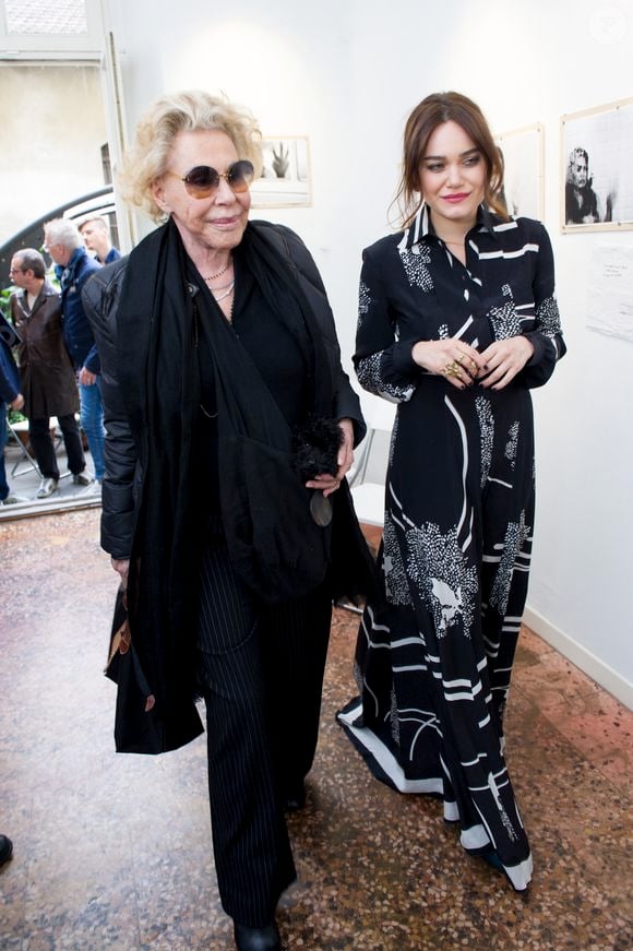 Elle enregistre plus de cent albums, vend des dizaines de millions de disques et collabore avec de nombreux artistes internationaux, notamment dans la bossa nova. 

Ornella Vanoni, Romina Carrisi-Power lors du vernissage de l'exposition "Romina Carrisi Power JR Exhibition" à Milan, le 3 mai 2017.