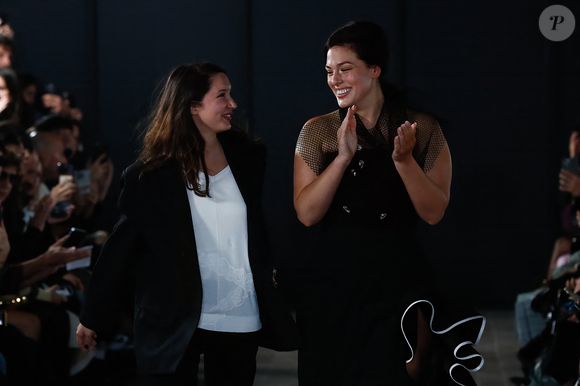 Alice Vaillant, Ashley Graham - Défilé de mode Femmes Printemps/Eté 2025 "Vaillant" (marque créée par Alice Vaillant, fille d'A. Roumanoff) à la poste du Louvre à Paris, France, le 24 septembre 2024. © Christophe Clovis / Bestimage