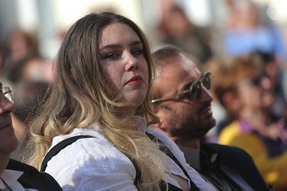 Milla Savarese, la fille unique d'E.Dequenne - 300 personnes réunies pour rendre hommage à Emilie Dequenne dans sa ville de Chièvres (Belgique), le 9 avril 2025, quelques semaines après son décès prématuré, survenu le 16 mars 2025. Une plaque commémorative a été installée dans la salle des Pas Perdus de l'hôtel de ville, renommée "Espace Émilie Dequenne". La famille de la comédienne a lancé un appel aux dons pour soutenir la lutte contre le cancer. Photonews / Bestimage
