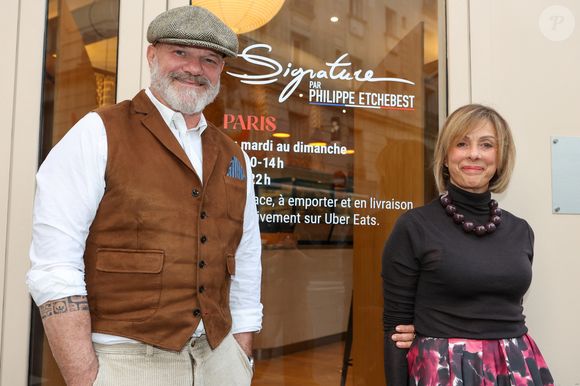 Exclusif - Le chef Philippe Etchebestet sa femme Dominique - Le chef Philippe Etchebest ouvre son restaurant éphémère "Signature" du 9 au 30 octobre au 25 rue Sedaine à Paris dans le 11ème arrondissement le 8 octobre 2025. © Jean-Marc Lhomer/Bestimage