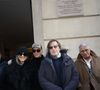 Le texte de la plaque salue Françoise Hardy comme une icône de la chanson française et une légende du yéyé.

Étienne Daho, Thomas Dutronc et Jean-Marie Périer - Dévoilement d'une plaque commémorative en hommage à Françoise Hardy (veille de ce qui aurait été le 82ème anniversaire) apposée sur la façade du 24 rue d'Aumale à Paris, France, le 16 janvier 2026, où la chanteuse a vécu son enfance et son adolescence jusqu'à ses premiers succès. En présence des élèves du département théâtre et jazz du Conservatoire municipal Nadia et Lili Boulanger. © Coadic Guirec/Bestimage