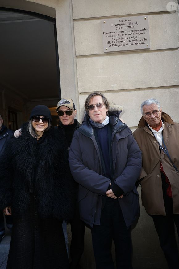 Le texte de la plaque salue Françoise Hardy comme une icône de la chanson française et une légende du yéyé.

Étienne Daho, Thomas Dutronc et Jean-Marie Périer - Dévoilement d'une plaque commémorative en hommage à Françoise Hardy (veille de ce qui aurait été le 82ème anniversaire) apposée sur la façade du 24 rue d'Aumale à Paris, France, le 16 janvier 2026, où la chanteuse a vécu son enfance et son adolescence jusqu'à ses premiers succès. En présence des élèves du département théâtre et jazz du Conservatoire municipal Nadia et Lili Boulanger. © Coadic Guirec/Bestimage