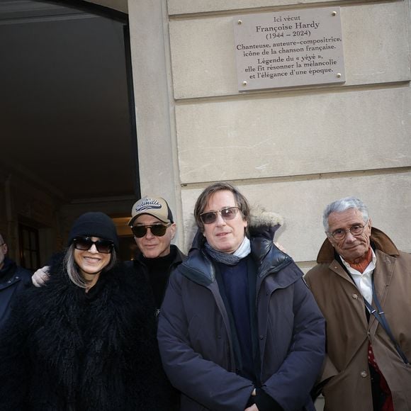 Le texte de la plaque salue Françoise Hardy comme une icône de la chanson française et une légende du yéyé.

Étienne Daho, Thomas Dutronc et Jean-Marie Périer - Dévoilement d'une plaque commémorative en hommage à Françoise Hardy (veille de ce qui aurait été le 82ème anniversaire) apposée sur la façade du 24 rue d'Aumale à Paris, France, le 16 janvier 2026, où la chanteuse a vécu son enfance et son adolescence jusqu'à ses premiers succès. En présence des élèves du département théâtre et jazz du Conservatoire municipal Nadia et Lili Boulanger. © Coadic Guirec/Bestimage