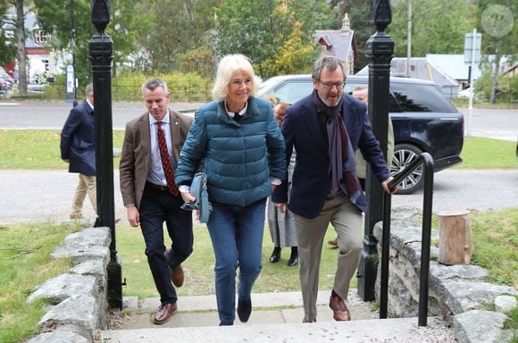 L'an passé, elle portait presque la même tenue pour cet événement

Le 27 septembre 2025, la reine Camilla (Camilla Parker Bowles, reine consort d'Angleterre) assistait au festival littéraire de Braemar, où son fils Tom Parker Bowles était invité à prendre la parole. Photo : GOFF  / BESTIMAGE