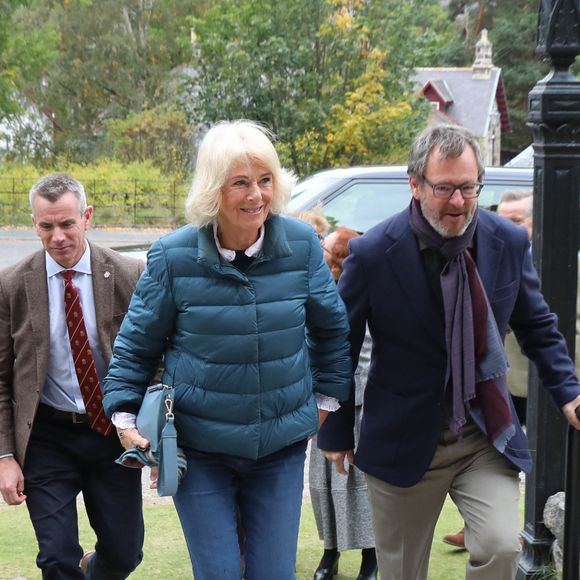 L'an passé, elle portait presque la même tenue pour cet événement

Le 27 septembre 2025, la reine Camilla (Camilla Parker Bowles, reine consort d'Angleterre) assistait au festival littéraire de Braemar, où son fils Tom Parker Bowles était invité à prendre la parole. Photo : GOFF  / BESTIMAGE