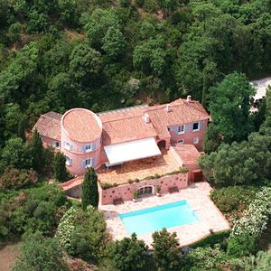 Focus sur la célèbre bastide du chanteur, perchée sur les hauteurs de Saint-Tropez.

Maison d'Eddy Mitchell à Saint-Tropez. ANGELI-GARCIA / BESTIMAGE