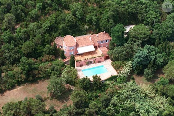 Focus sur la célèbre bastide du chanteur, perchée sur les hauteurs de Saint-Tropez.

Maison d'Eddy Mitchell à Saint-Tropez. ANGELI-GARCIA / BESTIMAGE