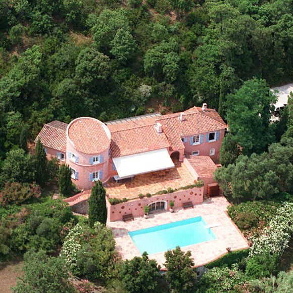 Focus sur la célèbre bastide du chanteur, perchée sur les hauteurs de Saint-Tropez.

Maison d'Eddy Mitchell à Saint-Tropez. ANGELI-GARCIA / BESTIMAGE
