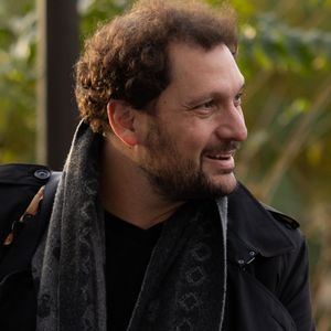 Il passe progressivement de la suppression de la viande à un régime totalement végan.

Eric Antoine - Les célébrités arrivent à l'enregistrement de l'émission "Vivement Dimanche" aux studios Rive Gauche à Paris, diffusée le 21 décembre 2025 sur France 3.
© Julien Sarkissian / Bestimage