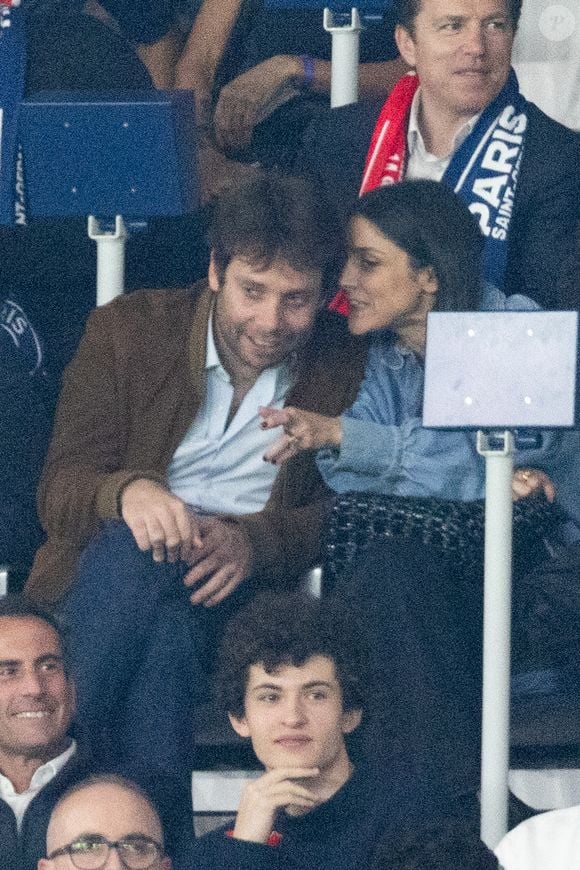 Benjamin Duhamel et Agathe Lambret dans les tribunes du match de quart de finale aller de Ligue Des Champion au Parc des Princes à Paris, le 8 avril 2026. 

Photo : Cyril Moreau / Bestimage