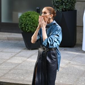 Depuis son arrivée, la diva internationale va au-devant de son public avec une énergie communicative.

Céline Dion devant l’hôtel Royal Monceau à Paris, le 6 Septembre 2026.  

© Lionel Urman/Bestimage