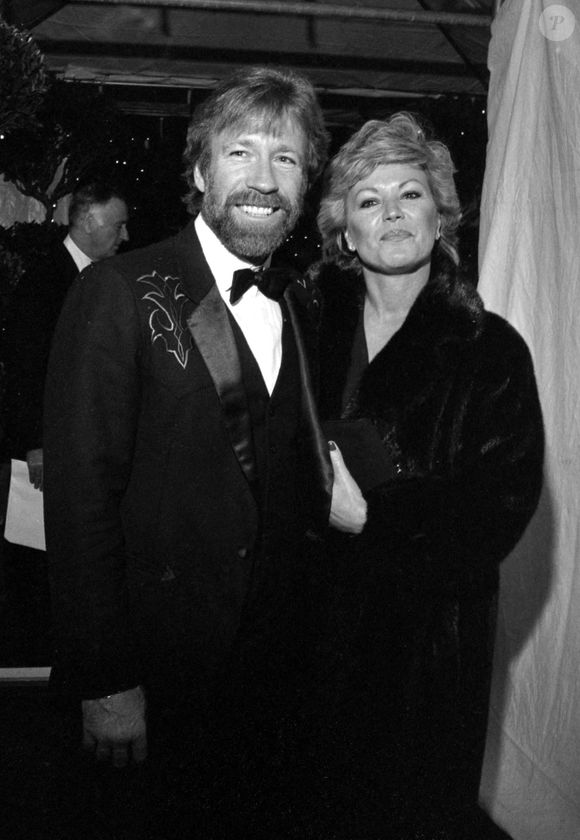 Marié deux fois, il est père de quatre enfants et grand-père de treize petits-enfants.


Los Angeles, CA Dianne Holechek, l'amour de lycée de Chuck Norris avec qui il a été marié pendant plusieurs décennies, est décédée.

Backgrid USA / Bestimage