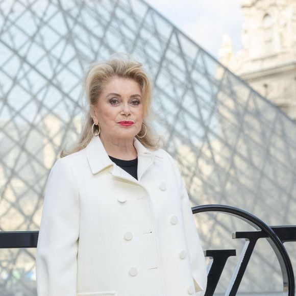 Catherine Deneuve photographiée lors de la séance photo du défilé Louis Vuitton Femme Automne-Hiver 2026-2027, dans le cadre de la Fashion Week de Paris, au musée du Louvre, à Paris, en France, le 10 mars 2026. Photo : Alexis Jumeau/ABACAPRESS.COM