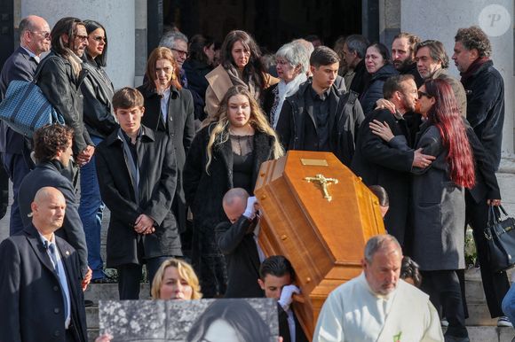 Maël Ferracci, Milla Savarese, la fille de la défunte, Enzo Ferracci et le veuf Michel Ferracci à la sortie des obsèques d'Emilie Dequenne au cimetière Père Lachaise à Paris, France, le 26 mars 2025. © Cyril Moreau/Bestimage