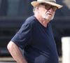 Des longs séjours loin du tumulte tropézien, lors de repas sans aucun téléphone portable.

Eddy Mitchell et sa femme Muriel se baladent sur le port de Saint-Tropez le 6 juillet 2024. Agence / Bestimage