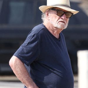 Des longs séjours loin du tumulte tropézien, lors de repas sans aucun téléphone portable.

Eddy Mitchell et sa femme Muriel se baladent sur le port de Saint-Tropez le 6 juillet 2024. Agence / Bestimage