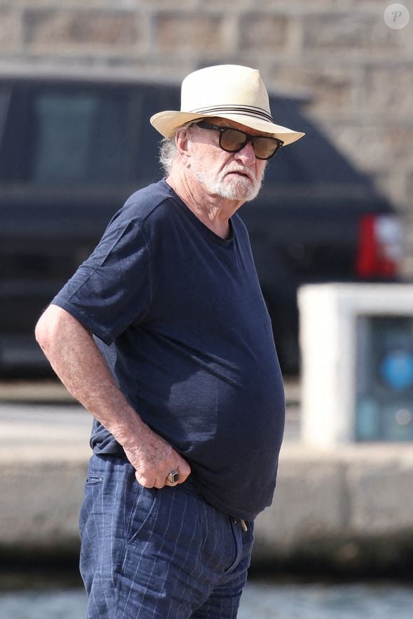 Des longs séjours loin du tumulte tropézien, lors de repas sans aucun téléphone portable.

Eddy Mitchell et sa femme Muriel se baladent sur le port de Saint-Tropez le 6 juillet 2024. Agence / Bestimage