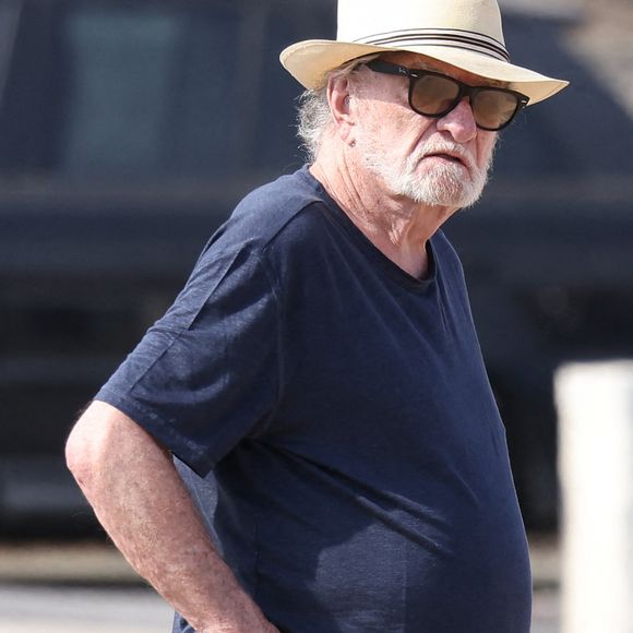 Des longs séjours loin du tumulte tropézien, lors de repas sans aucun téléphone portable.

Eddy Mitchell et sa femme Muriel se baladent sur le port de Saint-Tropez le 6 juillet 2024. Agence / Bestimage