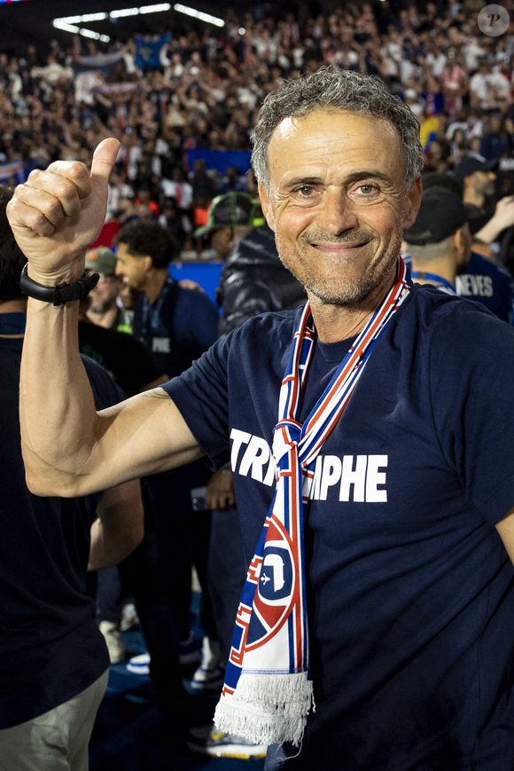 “Luis Enrique, par le message qu’il donne, en racontant la vie qui continue après le décès de sa fille”, ajoute-t-elle

Luis Enrique - Les joueurs du PSG célèbrent leur titre de Champion d'Europe au Parc Des Princes à Paris, le 1er juin 2025.
© Cyril Moreau/Bestimage