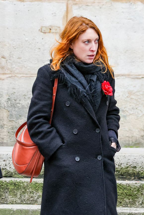 Sarah Stern, la belle-fille de la défunte - Arrivées aux obsèques de C.Laborde en l’église Saint-Roch à Paris, le 6 février 2025. Décédée le 28 janvier 2025 à l'âge de 73 ans, l'ancienne présentatrice météo de TF1 (1988 - 2017) était atteinte de la maladie neurodégénérative à corps de Lewy. 
© Jacovides - Moreau / Bestimage
