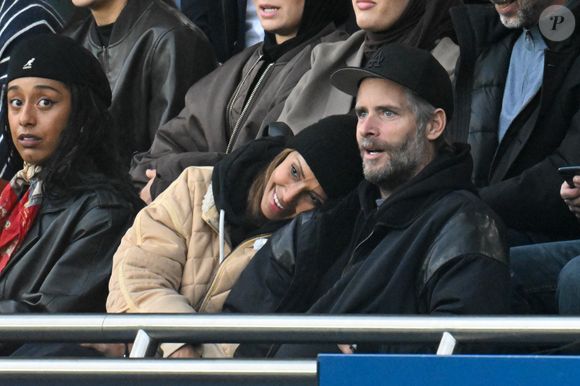 Sonia Rolland et son mari Guillaume Gabriel en tribunes lors du match de football Ligue 1 Uber Eats opposant le Paris Saint-Germain (PSG) à l'OGC Nice (1-0) au Parc des Princes à Paris, France, le 1er novembre 2025. © Lionel Urman/Bestimage