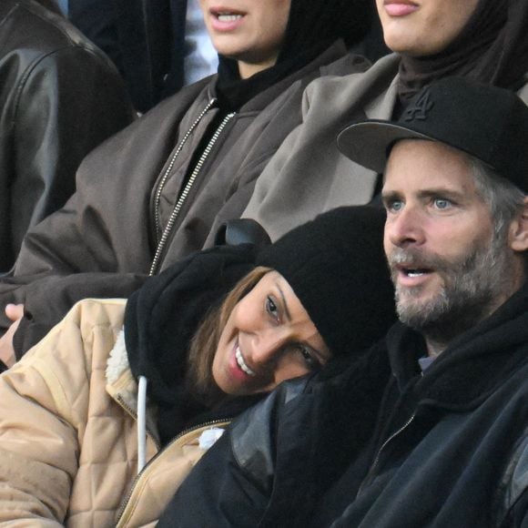Sonia Rolland et son mari Guillaume Gabriel en tribunes lors du match de football Ligue 1 Uber Eats opposant le Paris Saint-Germain (PSG) à l'OGC Nice (1-0) au Parc des Princes à Paris, France, le 1er novembre 2025. © Lionel Urman/Bestimage