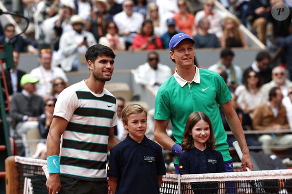 Carlos Alcaraz (1ère G) et Jannik Sinner (1ère D) posent pour des photos avant la finale du simple messieurs entre l'Italien Jannik Sinner et l'Espagnol Carlos Alcaraz au tournoi de tennis de Roland Garros, Paris, France, 8 juin 2025. © Xinhua/ABACAPRESS.COM/Li Jing)