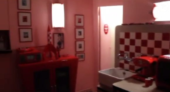 Visite guidée de l'appartement de Thierry Ardisson, situé au 214 rue de Rivoli dans le 1er arrondissement de Paris.