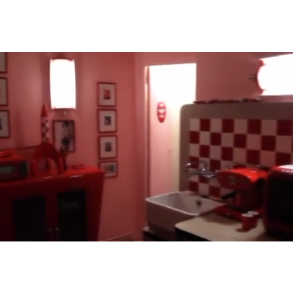 Visite guidée de l'appartement de Thierry Ardisson, situé au 214 rue de Rivoli dans le 1er arrondissement de Paris.