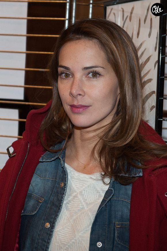 Mélissa Theuriau assiste à une exposition consacrée aux peintures de Florence Cassez, à Paris, en France, le 6 décembre 2012. Photo de Christophe Guibbaud/ABACAPRESS.COM