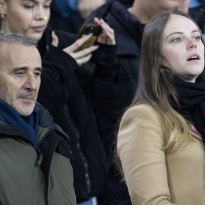 Elie Semoun et sa compagne Aude Fraineau dans les tribunes lors du match de Ligue 1 Uber Eats "PSG - Monaco (5-2)" au Parc Des Princes, le 24 novembre 2023.
© Cyril Moreau/Bestimage