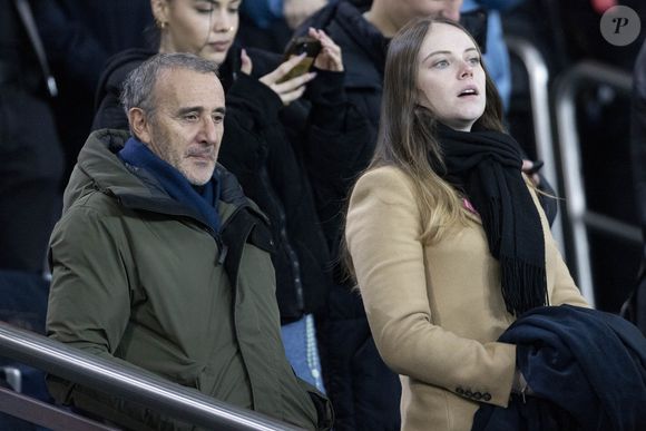 Elie Semoun et sa compagne Aude Fraineau dans les tribunes lors du match de Ligue 1 Uber Eats "PSG - Monaco (5-2)" au Parc Des Princes, le 24 novembre 2023.
© Cyril Moreau/Bestimage