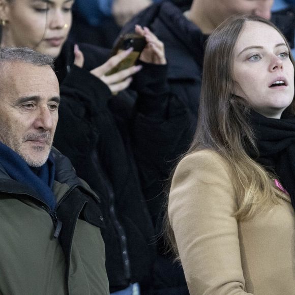 Elie Semoun et sa compagne Aude Fraineau dans les tribunes lors du match de Ligue 1 Uber Eats "PSG - Monaco (5-2)" au Parc Des Princes, le 24 novembre 2023.
© Cyril Moreau/Bestimage