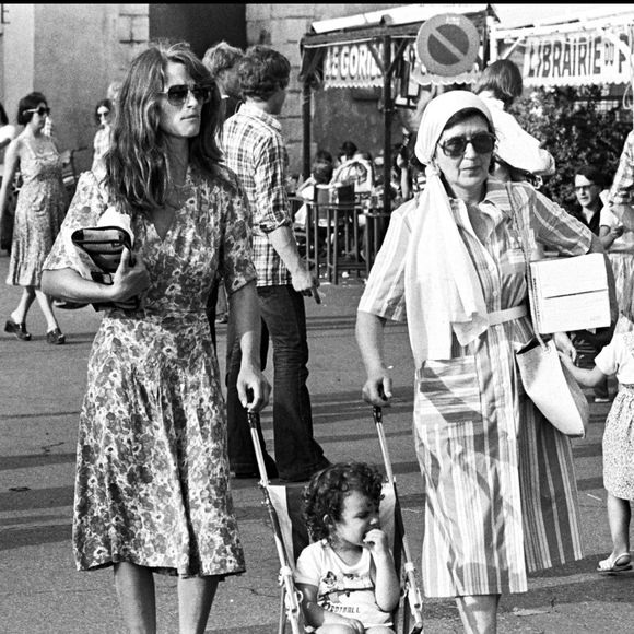 Archives - Charlotte Rampling, son fils Barnaby et sa mère à Saint-Tropez en 1977.
DANIEL ANGELI / BESTIMAGE
