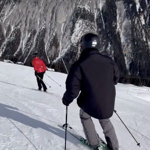 On y voit le couple, accompagné d’un moniteur, descendre les pistes avec assurance, à l’aise dans la neige comme dans l’instant.


Laeticia Hallyday et son compagnon Serge Varsano en vacances à Courchevel. Le 14 février 2026. Instagram