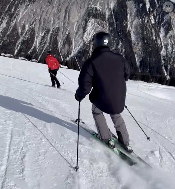 On y voit le couple, accompagné d’un moniteur, descendre les pistes avec assurance, à l’aise dans la neige comme dans l’instant.


Laeticia Hallyday et son compagnon Serge Varsano en vacances à Courchevel. Le 14 février 2026. Instagram