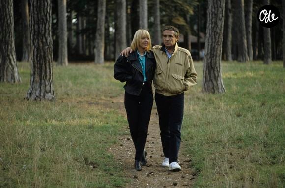 Depuis la fin de sa carrière sur scène, le chanteur vit désormais dans une grande maison à Bormes-les-Mimosas.

Archives - En France, à Paris, Michel Sardou avec sa femme Babette en septembre 1989.