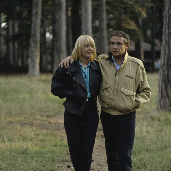 Depuis la fin de sa carrière sur scène, le chanteur vit désormais dans une grande maison à Bormes-les-Mimosas.

Archives - En France, à Paris, Michel Sardou avec sa femme Babette en septembre 1989.