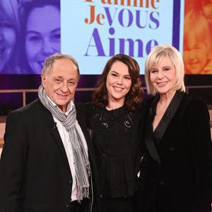 Chantal Ladesou, sa fille Clémence Ansault et son Mari Michel Ansault en backstage de l'enregistrement de l'émission "Famille je vous aime" à Paris, France, le 2 décembre 2025. Crédit Gaffiot-Perusseau/Bestimage