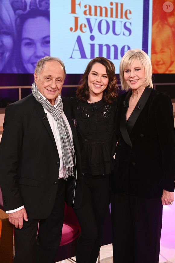 Chantal Ladesou, sa fille Clémence Ansault et son Mari Michel Ansault en backstage de l'enregistrement de l'émission "Famille je vous aime" à Paris, France, le 2 décembre 2025. Crédit Gaffiot-Perusseau/Bestimage