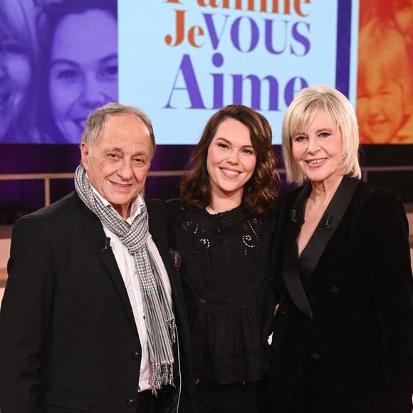 Chantal Ladesou, sa fille Clémence Ansault et son Mari Michel Ansault en backstage de l'enregistrement de l'émission "Famille je vous aime" à Paris, France, le 2 décembre 2025. Crédit Gaffiot-Perusseau/Bestimage