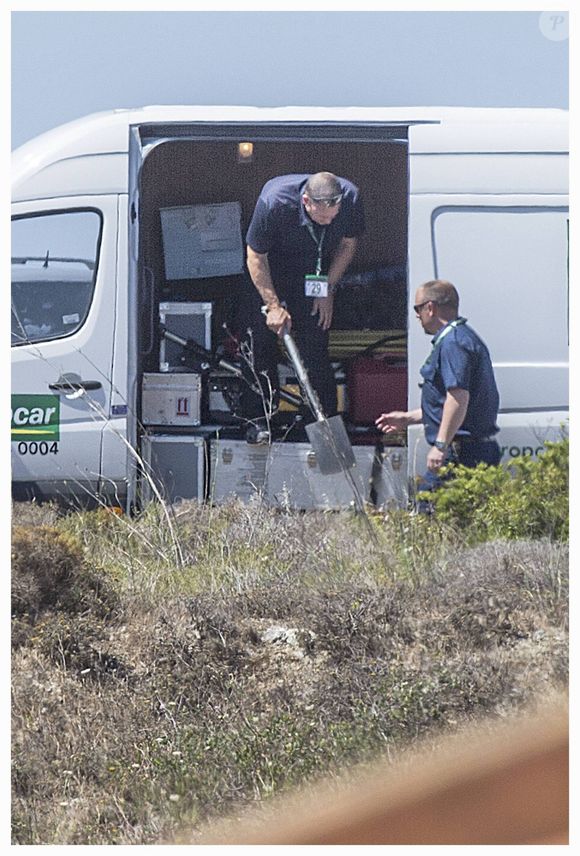 La police portugaise poursuit les recherches à Praia Da Luz, concernant la petite Maddie, Madeleine McCann, disparue en 2007. Le 1er juin 2014 (EXPRESS SYNDICATION / BESTIMAGE).