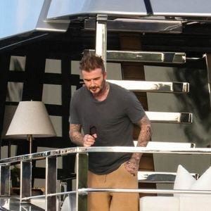 Miami, Floride – EXCLUSIF – L’ancienne star du football David Beckham a été aperçue profitant d’un après-midi ensoleillé à bord d’un yacht, voguant paisiblement sur les eaux calmes de la baie de Miami, en février 2025.

Sur la photo : David Beckham