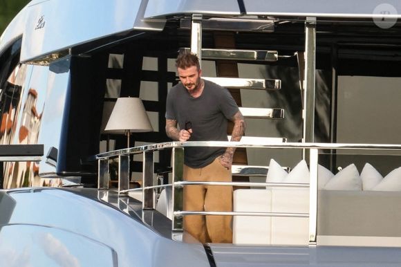 Miami, Floride – EXCLUSIF – L’ancienne star du football David Beckham a été aperçue profitant d’un après-midi ensoleillé à bord d’un yacht, voguant paisiblement sur les eaux calmes de la baie de Miami, en février 2025.

Sur la photo : David Beckham