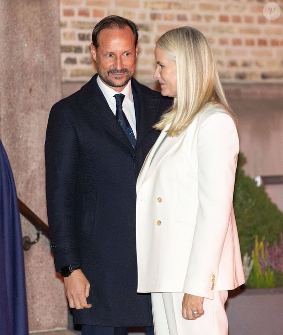 Le prince Haakon (Le prince Haakon de Norvège), la princesse Mette-Marit (La princesse Mette-Marit de Norvège) assistent à une messe du soir à la cathédrale d'Oslo à l'occasion des excuses de l'Église norvégienne aux personnes homosexuelles à Oslo, Norvège, 16 octobre 2025. 

Dana Press / Bestimage