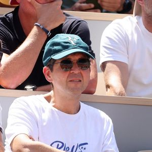 Thomas Sotto en famille en tribunes de l'épreuve de tennis opposant Novak Djokovic à Rafael Nadal lors des Jeux Olympiques de Paris 2024 (JO) à Roland Garros,  à Paris, France, le 29 juillet 2024. © Jacovides-Perusseau/Bestimage