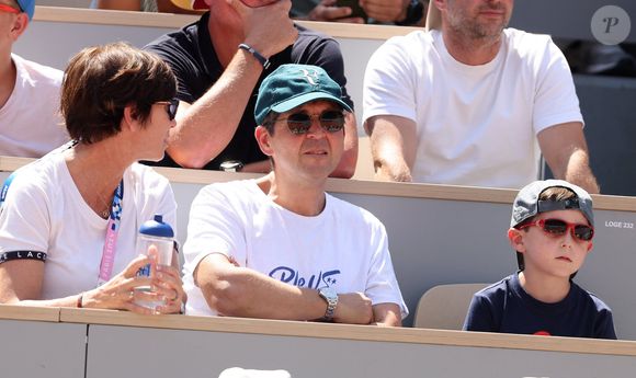 Thomas Sotto en famille en tribunes de l'épreuve de tennis opposant Novak Djokovic à Rafael Nadal lors des Jeux Olympiques de Paris 2024 (JO) à Roland Garros,  à Paris, France, le 29 juillet 2024. © Jacovides-Perusseau/Bestimage