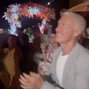Didier Deschamps s'est retrouvé à genoux dans le jardin de la propriété

Didier Deschamps au mariage de son fils Dylan, 30 août 2025 @Instagram